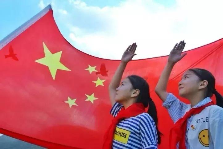 美丽的牛仔裤美女,有点肉可以表现女神的风貌!